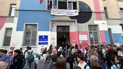 Copertina di “Facciamo come in Francia”. Da Torino parte la “mobilitazione degli studenti contro la guerra”: due scuole occupate