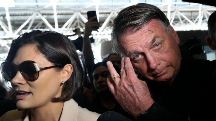 I parenti dell’ex presidente Jair Bolsonaro fanno il pieno alle urne brasiliane: eletti due figli, un fratello e la moglie