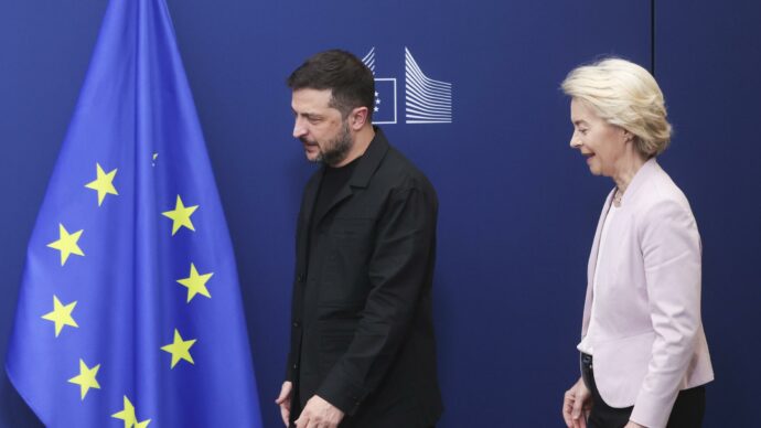 L’Ue apre (parzialmente) all’Ucraina: “Adesione graduale, ma no ad alcuni loro prodotti agricoli”. Kiev: “A queste condizioni non ci interessa”