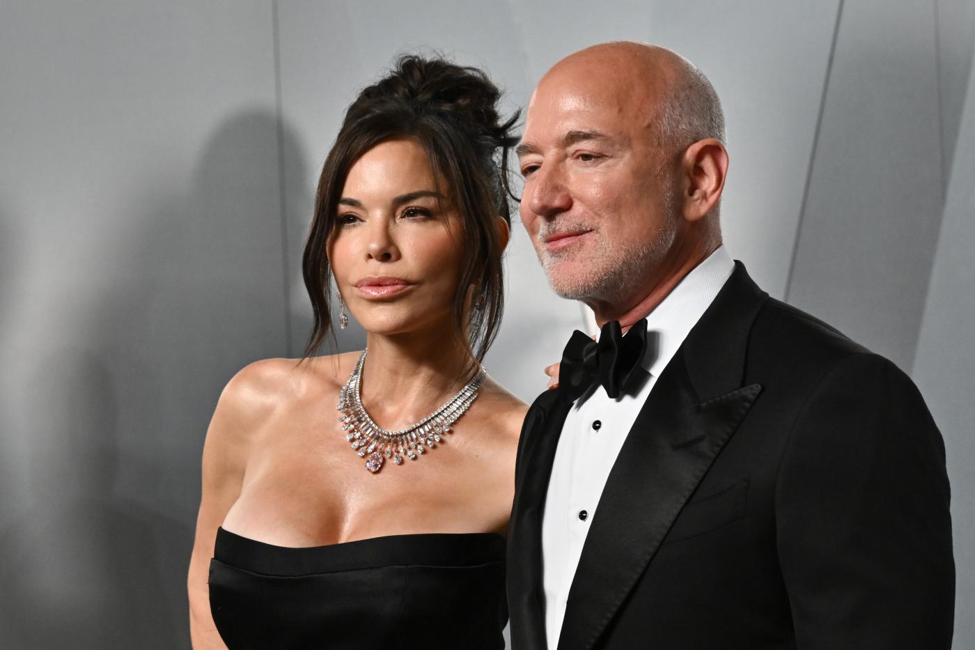 “Lauren Sanchez sta spingendo Jeff Bezos a candidarsi alla Casa Bianca, la presidenza degli Usa è l’atto finale supremo. E lei si vede già First Lady”: il retroscena