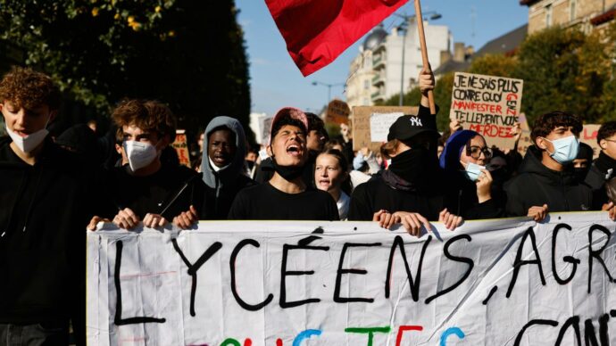 Proteste in Francia, studenti in corteo con gli insegnanti: “Il governo smetta di disprezzarci”