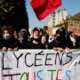 Copertina di Proteste in Francia, studenti in corteo con gli insegnanti: “Il governo smetta di disprezzarci”