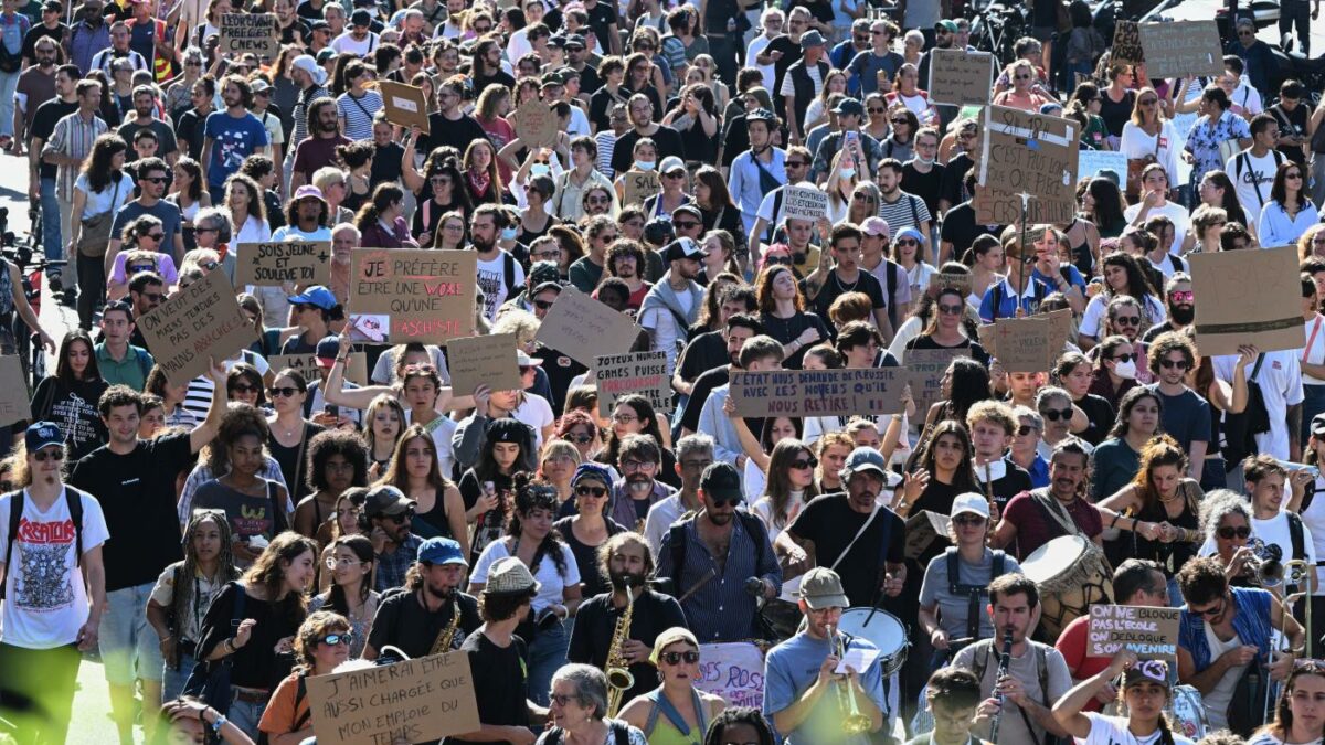 gli studenti francesi in piazza mandano un monito ai coetanei europei che democrazia volete per il futuro da Ilfattoquotidiano.it gli studenti francesi in piazza mandano un monito ai coetanei europei che democrazia volete per il futuro