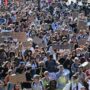 Copertina di Proteste in Francia, studenti in corteo: “Siamo 450mila manifestanti”. Scontri a Parigi e Strasburgo. Il premier sospende le lezioni per tre giorni