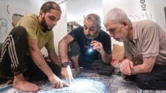 Copertina di Mappe e travestimenti, Hamas diffonde nuove immagini dell’ex leader Yahya Sinwar sul campo di battaglia a Gaza
