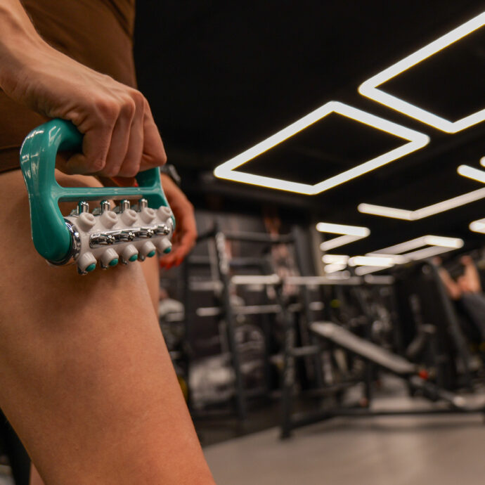 Gambe gonfie dopo ore alla scrivania? Sui social spopolano i “lymphatic workout”: cosa sono e gli esercizi che si possono fare anche al lavoro