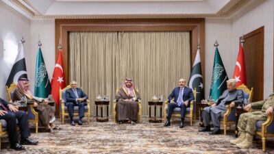 Copertina di Gli Houthi attaccano l’aeroporto di Ryad e una raffineria Aramco. Pakistan e Turchia invieranno forze militari in Arabia Saudita