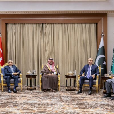 Copertina di Gli Houthi attaccano l’aeroporto internazionale di Ryad e una raffineria Aramco. Pakistan e Turchia invieranno forze militari in Arabia