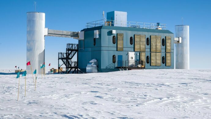 Nobel per la Fisica 2026 – Un chilometro cubo di ghiaccio per ascoltare i messaggi più estremi dell’universo