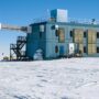 Copertina di Nobel per la Fisica 2026 – Un chilometro cubo di ghiaccio per ascoltare i messaggi più estremi dell’universo