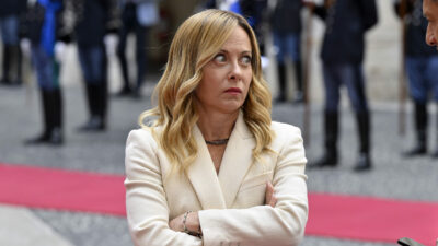 Copertina di Caro carburanti, dietrofront del governo dopo la promessa di attivare le accise mobili. L’extragettito Iva resta nelle casse dello Stato. Il gasolio torna a 2,25 euro al litro