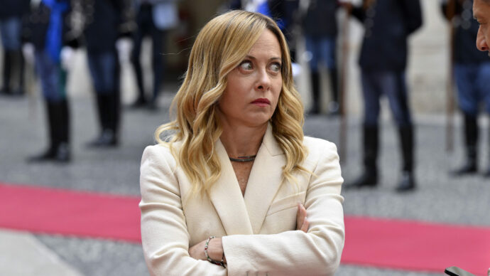 Caro carburanti, il dietrofront del governo dopo la promessa di attivare le accise mobili. L’extragettito Iva resta nelle casse dello Stato