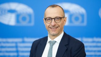 Il Parlamento Ue revoca l’immunità all’eurodeputato del Pd Matteo Ricci. Lui: “L’ho chiesto io”