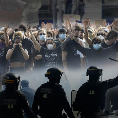 Copertina di In Francia altri 500 arresti. E Macron guarda i suoi missili