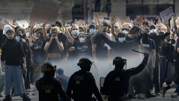 In Francia altri 500 arresti. E Macron guarda i suoi missili