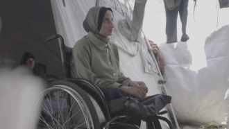 Copertina di Voci di Gaza, la storia di Shorouq rimasta vedova e disabile a 25 anni: “Mai avrei immaginato di perdere le gambe”
