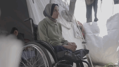 Copertina di Voci di Gaza, la storia di Shorouq rimasta vedova e disabile a 25 anni: “Mai avrei immaginato di perdere le gambe”