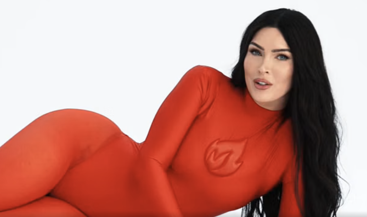 Megan Fox diventa una pillola contro la disfunzione erettile (e ti spiega perché “non è Viagra”): lo spot che è diventato virale in America
