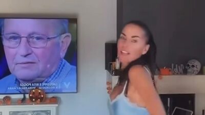Copertina di Antonella Mosetti balla su Instagram mentre dietro di lei in tv vengono intervistati a “Verissimo” i genitori di Chiara Poggi