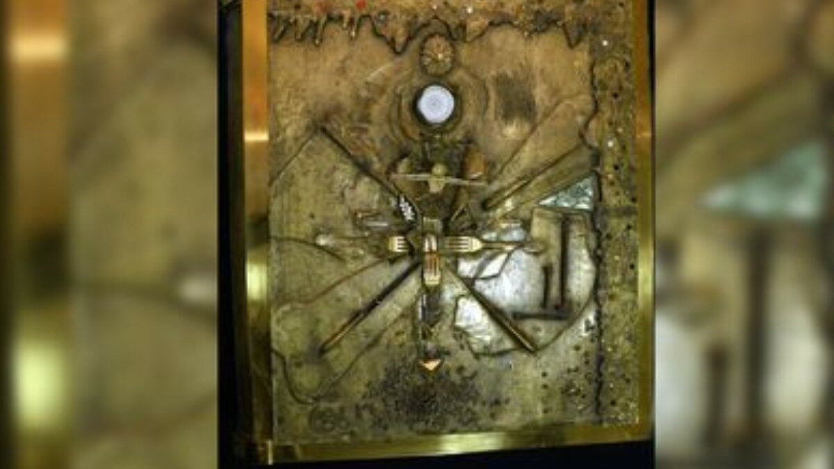 Furto clamoroso in Francia: sparisce da un museo “L’Apocalypse”, il libro da 210 chili con la copertina di Dalí. Il collezionista: “Ho impiegato 10 anni a pagarlo, vale milioni di euro”