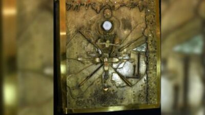Copertina di Furto clamoroso in Francia: sparisce da un museo “L’Apocalypse”, il libro da 210 chili con la copertina di Dalí. Il collezionista: “Ho impiegato 10 anni a pagarlo, vale milioni di euro”