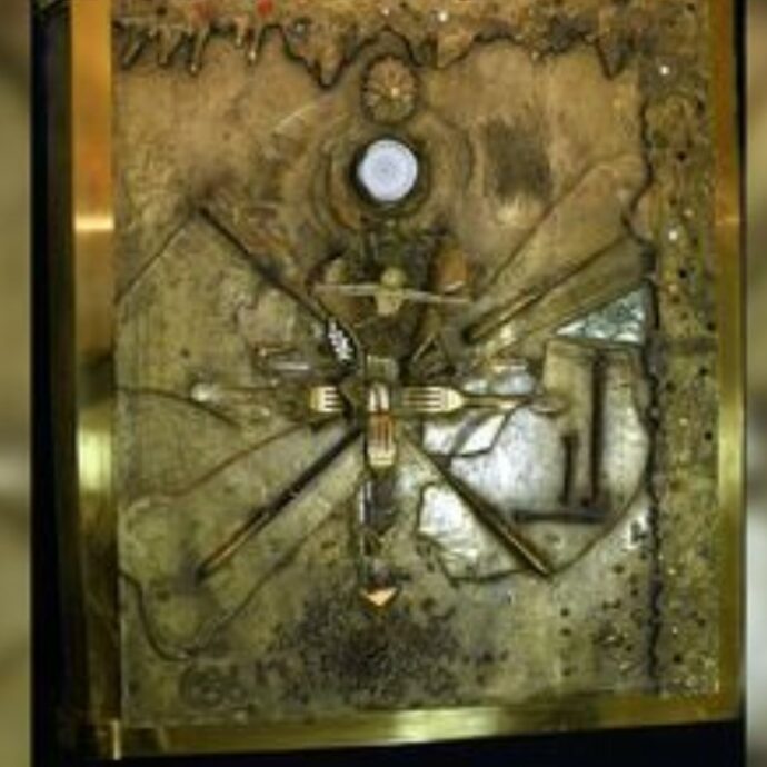 Furto clamoroso in Francia: sparisce da un museo “L’Apocalypse”, il libro da 210 chili con la copertina di Dalí. Il collezionista: “Ho impiegato 10 anni a pagarlo, vale milioni di euro”