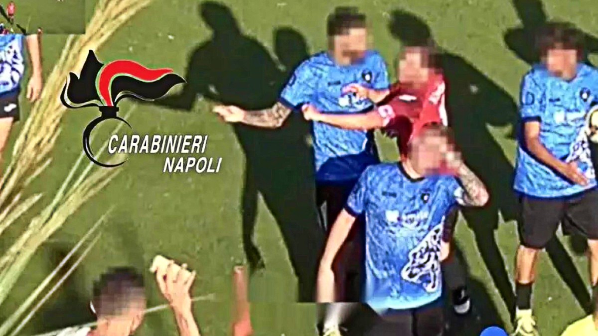 arbitro 19enne colpito da un mattone a ischia denunciate 12 persone da Ilfattoquotidiano.it arbitro 19enne colpito da un mattone a ischia denunciate 12 persone