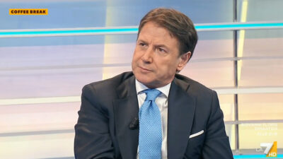 Copertina di Conte a La7: “Ho incontrato Schlein e le ho proposto un passo indietro collettivo per dare all’elettorato un nome terzo, ma ha rifiutato”