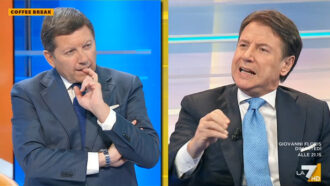 Copertina di Conte replica a Gentiloni: “Chi invoca rigore sull’Ucraina e ci rivolge accuse ignobili, perché tace sul governo genocida di Israele?”. Su La7