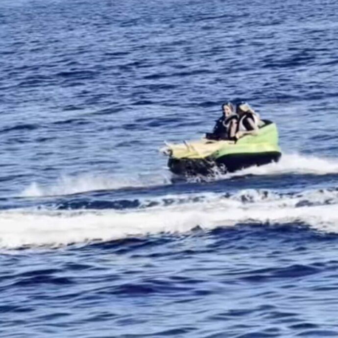 “Il finale non era previsto”: incidente in mare per Vanessa Incontrada durante la luna di miele a Capri, il video del volo in acqua dal gonfiabile è virale