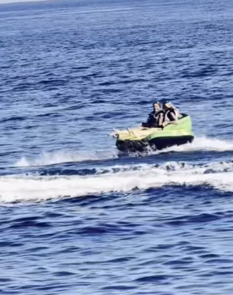 il finale non era previsto incidente in mare per vanessa incontrada durante la luna di miele a capri il video del volo in acqua dal gonfiabile 232 virale da Ilfattoquotidiano.it il finale non era previsto incidente in mare per vanessa incontrada durante la luna di miele a capri il video del volo in acqua dal gonfiabile 232 virale
