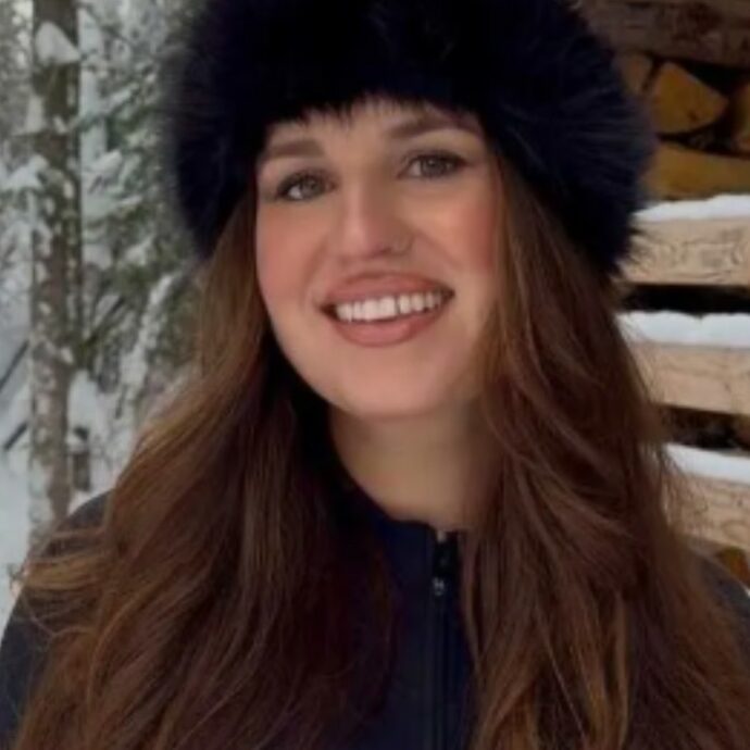 “Ti svegli ed è buio. Vai al lavoro ed è buio. Torni a casa ed è ancora buio ma c’è qualcosa di speciale negli inverni qui in Alaska, dove ci siamo trasferiti. Ora aspettiamo il primo figlio”: la storia di Julia e Trent Caples