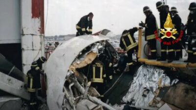 Copertina di “I bambini abbracciati ai genitori, le lamiere da aprire per estrarre i corpi, l’odore del cherosene”, il racconto del caporeparto dei vigili del fuoco intervenuti a Linate l’8 ottobre 2001