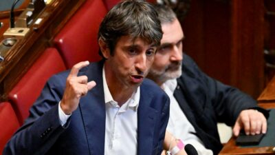 Copertina di Taci, la vedetta ti ascolta: nella Montecitorio diventata una caserma tutti controllano tutti
