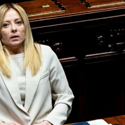 Copertina di Melonellum, “sì” a due fiducie: silenziata la chat dei dissidenti