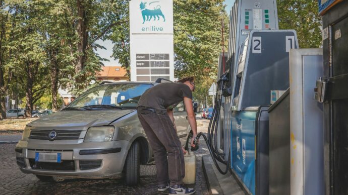 Diesel, il pasticcio di Meloni. Prezzi su e tensioni con Eni