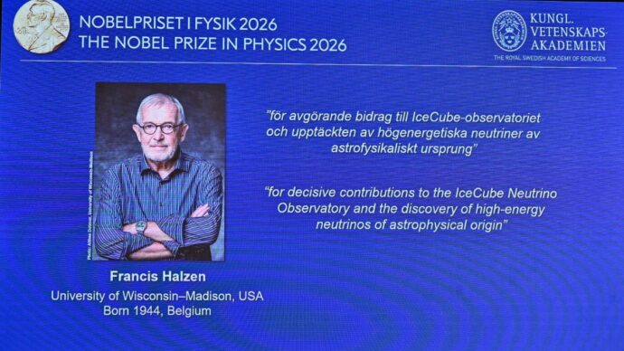 Copertina di Nobel per la Fisica 2026 a Francis Halzen per gli studi sui neutrini. “La sua tenacia e la sua visione hanno aperto la strada a un nuovo tipo di astronomia”