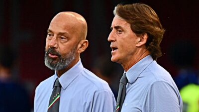 Copertina di Mancini ricorda Vialli e si commuove: “Mi manca, non mi avrebbe permesso di andare in Arabia”. E in sala stampa parte l’applauso