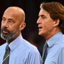 Copertina di Mancini ricorda Vialli e si commuove: “Mi manca, non mi avrebbe permesso di andare in Arabia”. E in sala stampa parte l’applauso