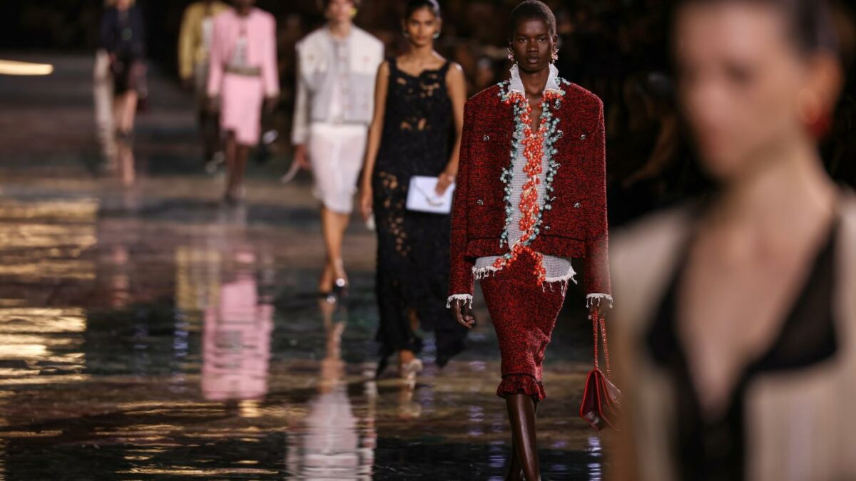 Come si racconta il lusso mentre per le strade di Parigi si protesta? Da Chanel a Vuitton, passando per Dior e Balenciaga: i top e flop della Fashion Week