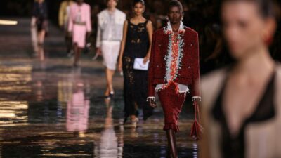 Copertina di Come si racconta il lusso mentre per le strade di Parigi si protesta? Da Chanel a Vuitton, passando per Dior e Balenciaga: i top e flop della Fashion Week