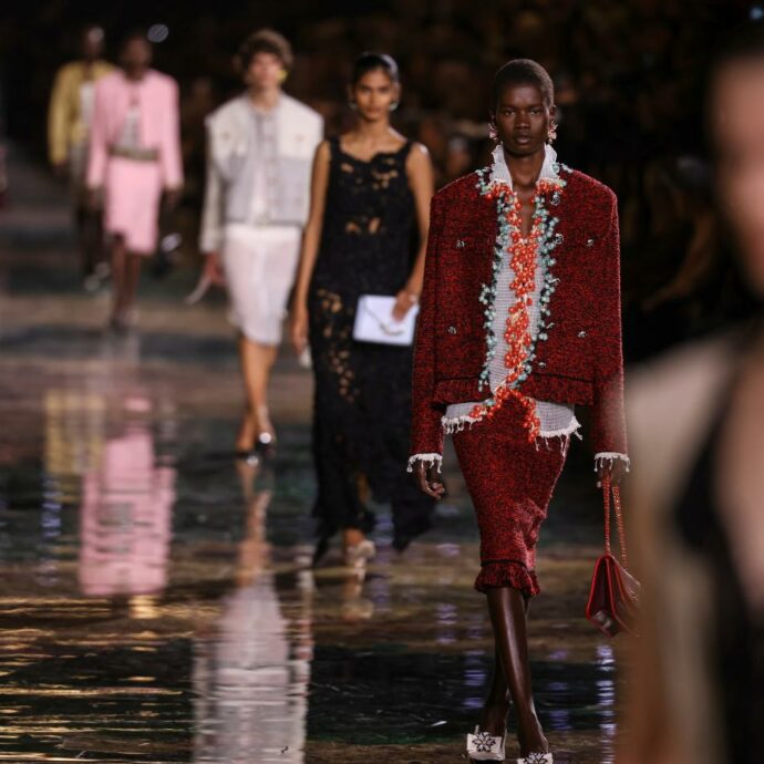Come si racconta il lusso mentre per le strade di Parigi si protesta? Da Chanel a Vuitton, passando per Dior e Balenciaga: i top e flop della Fashion Week