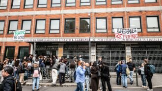 Copertina di La mobilitazione degli studenti francesi arriva anche in Italia, istituti occupati in molte città: “Più soldi per la scuola e meno per le armi”