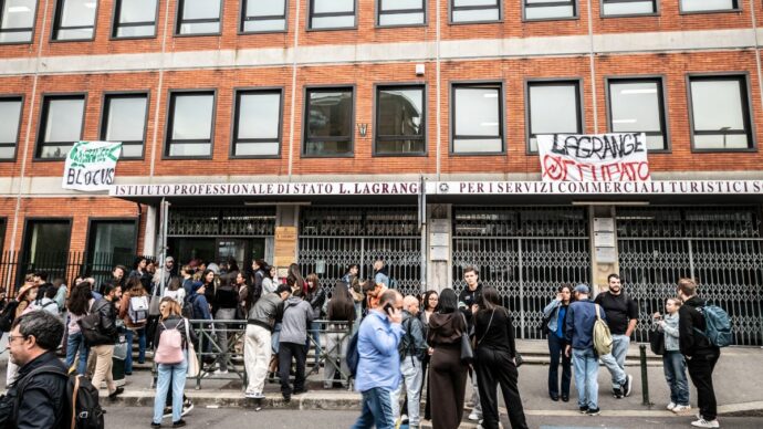 La mobilitazione degli studenti francesi arriva anche in Italia, istituti occupati in molte città: “Più soldi per la scuola e meno per le armi”