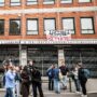 Copertina di La mobilitazione degli studenti francesi arriva anche in Italia, istituti occupati in molte città: “Più soldi per la scuola e meno per le armi”