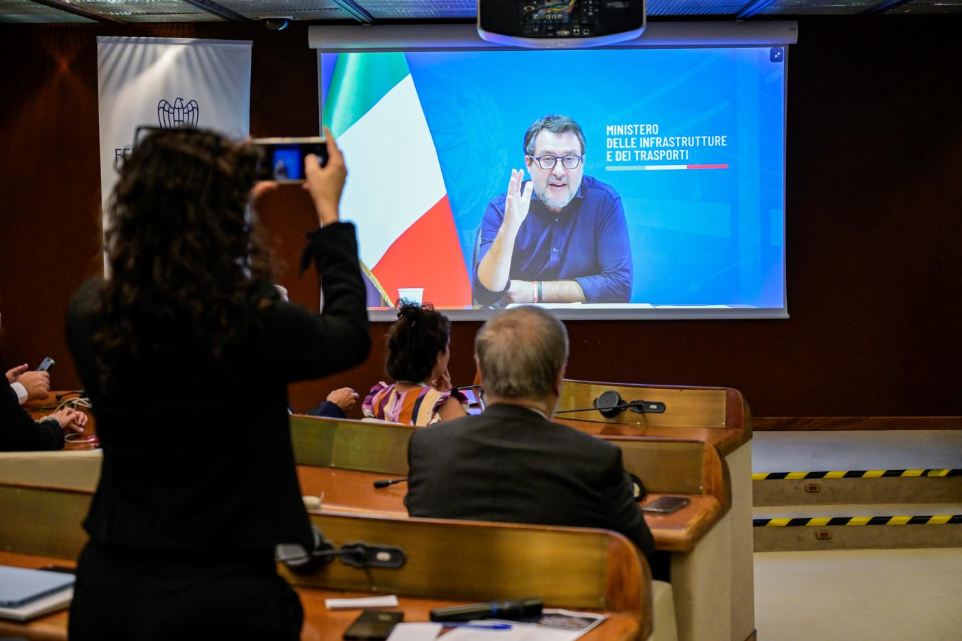 Salvini propone di lavorare fino a 70 anni per camionisti e autisti di bus