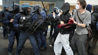 Copertina di Proteste in Francia, il ministro dell’Interno blocca l’uso delle granate stordenti da parte degli agenti. La polizia avvia 18 indagini sulle accuse di abusi