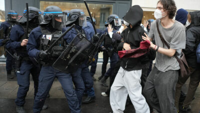 Copertina di Proteste in Francia, il ministro dell’Interno blocca l’uso delle granate stordenti da parte degli agenti. La polizia avvia 18 indagini sulle accuse di abusi