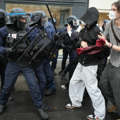 Copertina di Parigi, bloccato l’uso delle granate stordenti da parte degli agenti. La polizia indaga sugli abusi