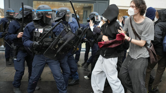 Proteste in Francia, il ministro dell’Interno blocca l’uso delle granate stordenti da parte degli agenti. La polizia avvia 18 indagini sulle accuse di abusi